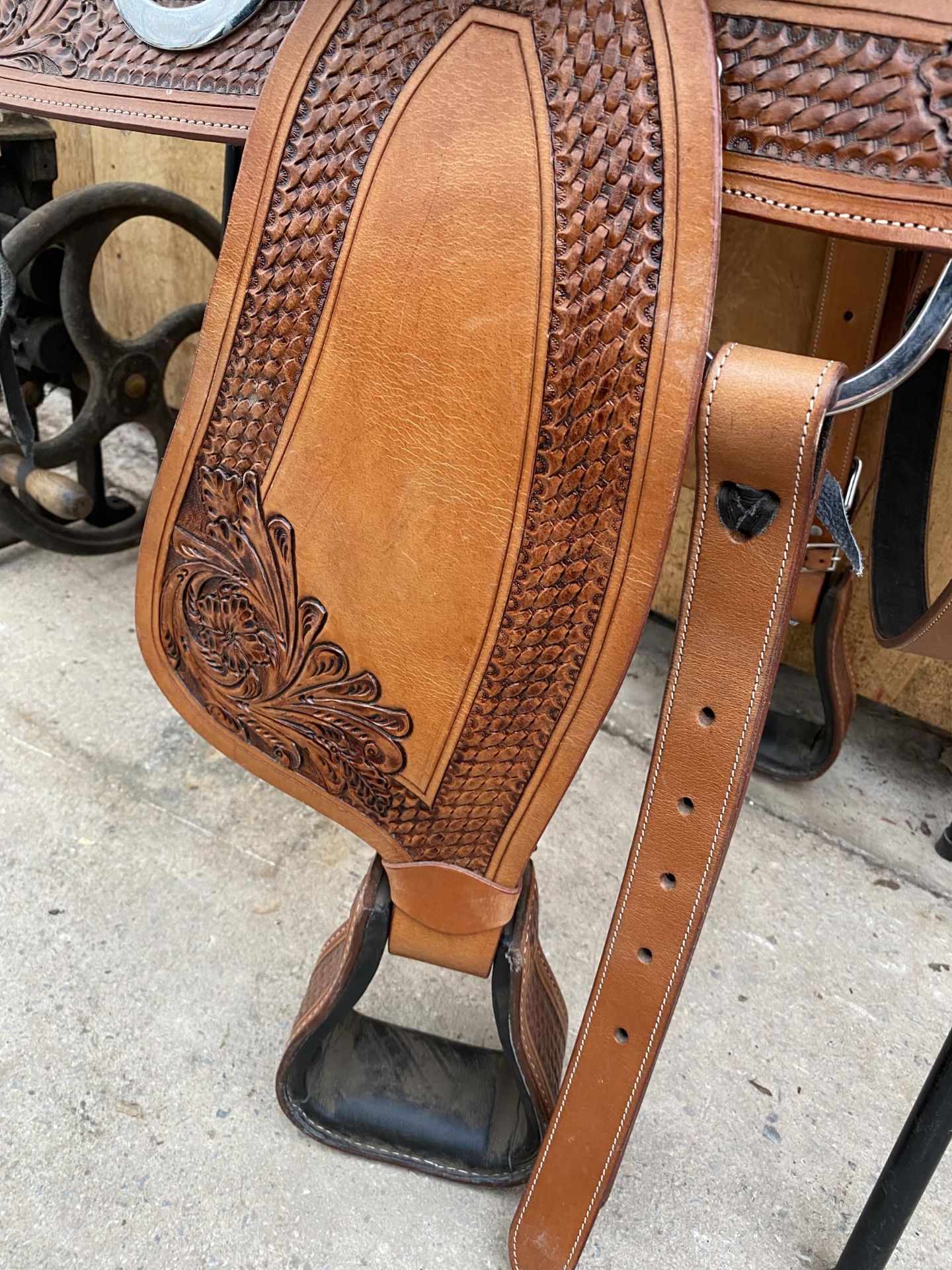 A VINTAGE LEATHER WESTERN HORSE SADDLE (SADDLE RACK NOT INCLUDED) - Image 7 of 8