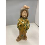 AN ORIENTAL LADY FIGURINE, HEIGHT 36CM