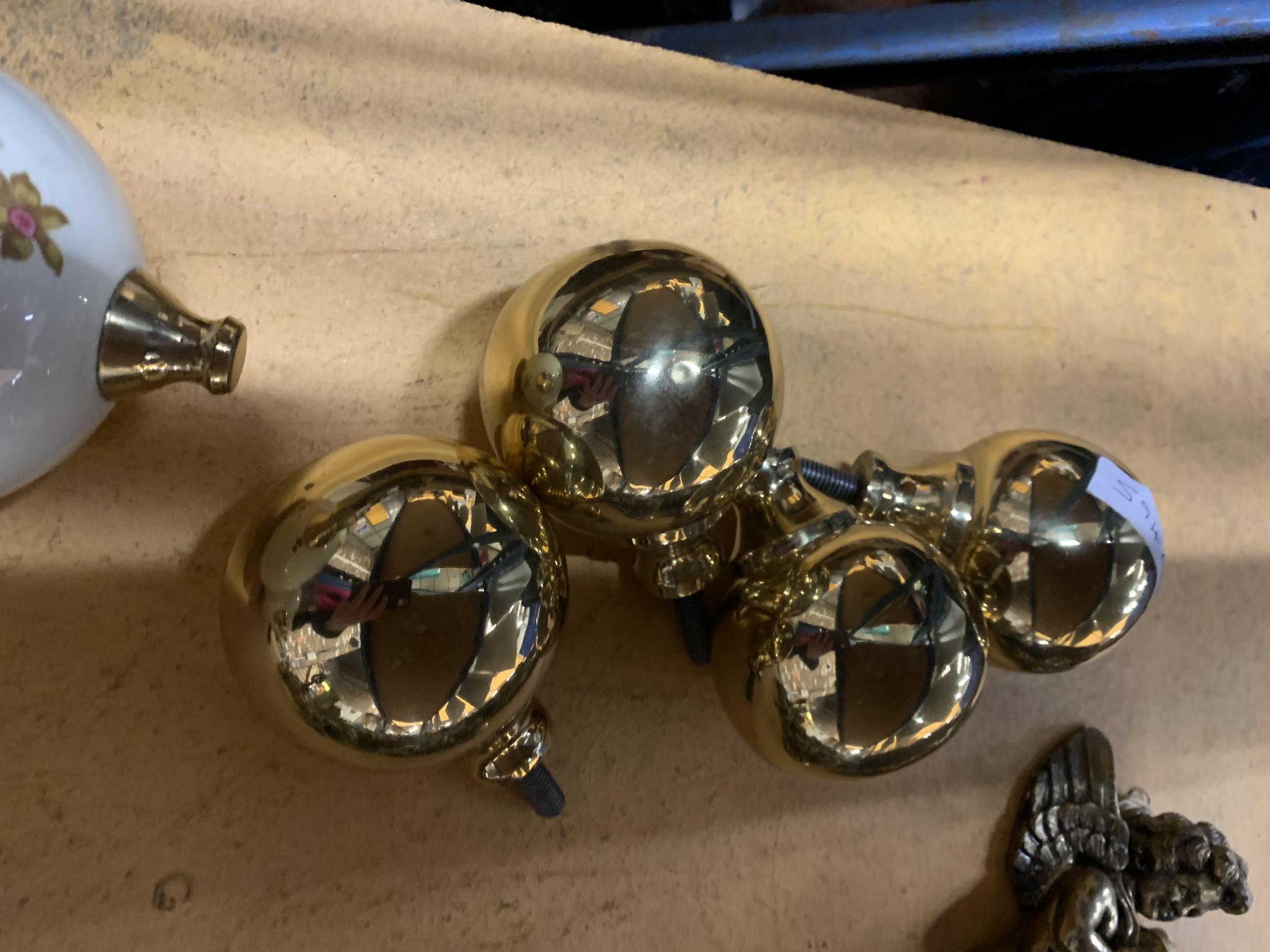 TWO SETS OF BED KNOBS TO INCLUDE BRASS AND FLORAL CERAMIC - Image 4 of 4