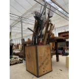 A VINTAGE WOODEN TEA CHEST AND A LARGE ASSORTMENT OF GARDEN TOOLS TO INCLUDE FORKS, DRAINING RODS