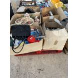 AN ASSORTMENT OF HOUSHOLD CLEARANCE ITEMS TO INCLUDE CERAMICS AND KITCHEN UTENSILS ETC