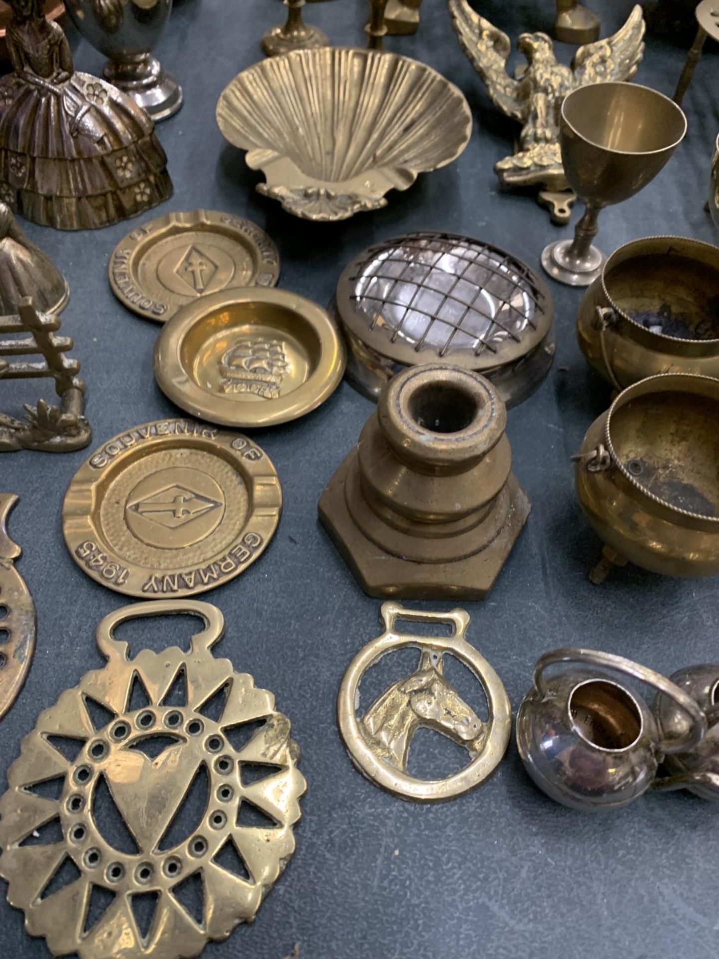 A LARGE COLLECTION OF BRASS AND COPPER WARE TO INCLUDE TRIVETS, BELLS, BOWLS, HORSE BRASSES ETC. - Image 3 of 7