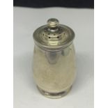 A HALLMARKED LONDON SILVER PEPPER POT STAMPED PIDDUCKS HANLEY AND SOUTHPORT TO THE BASE