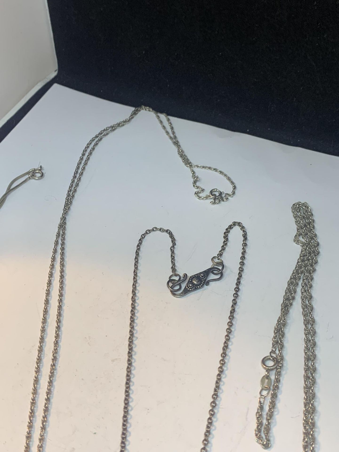 FOUR MARKED SILVER NECKLACES WITH PENDANTS - Image 4 of 4