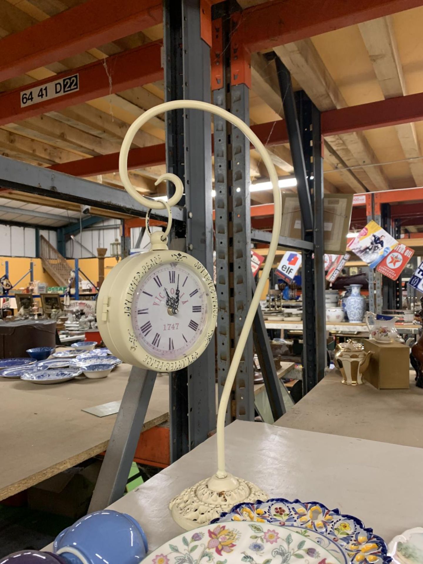 A CREAM POCKET WATCH STYLE CLOCK ON A STAND 60CM TALL - Image 4 of 4