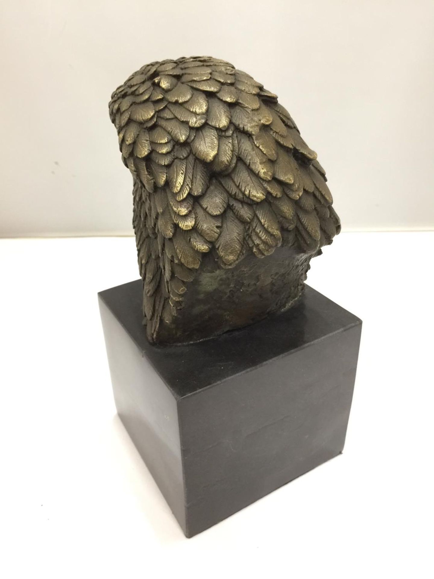 A BRONZE AMERICAN EAGLE BUST ON A MARBLE BASE HEIGHT 21CM - Image 3 of 4