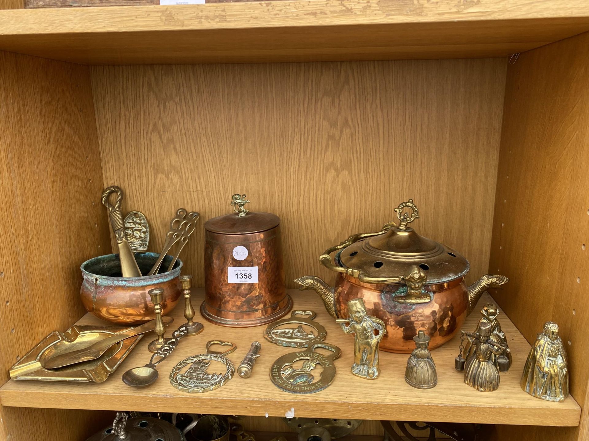 AN ASSORTMENT OF BRASS AND COPPER WARE TO INCLUDE TWO LIDDED POTS, BELLS AND HORSE BRASSES ETC