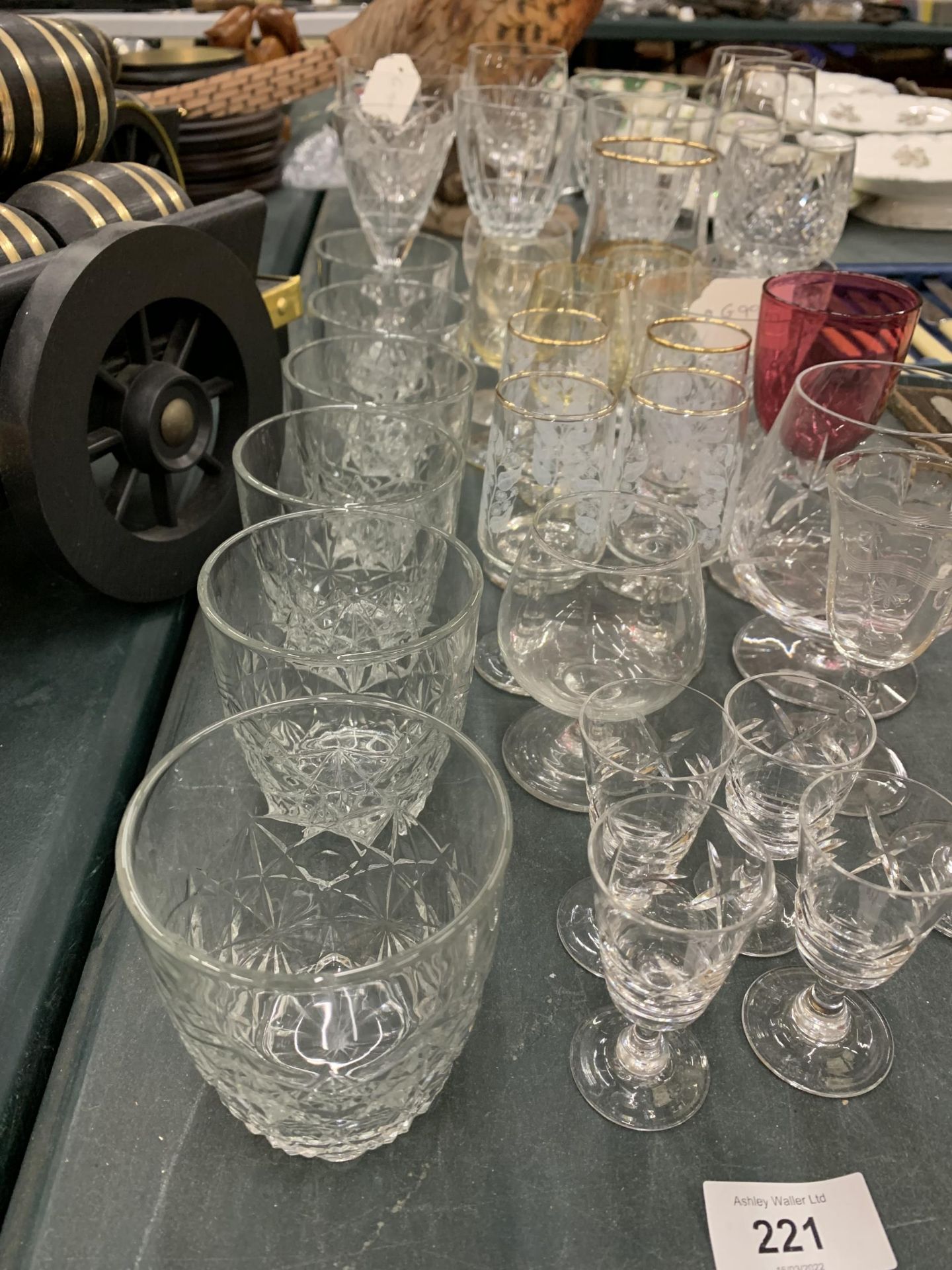 A QUANTITY OF GLASSES TO INCLUDE WINE, SHERRY, WHISKY, LICQUER ETC - Image 2 of 5