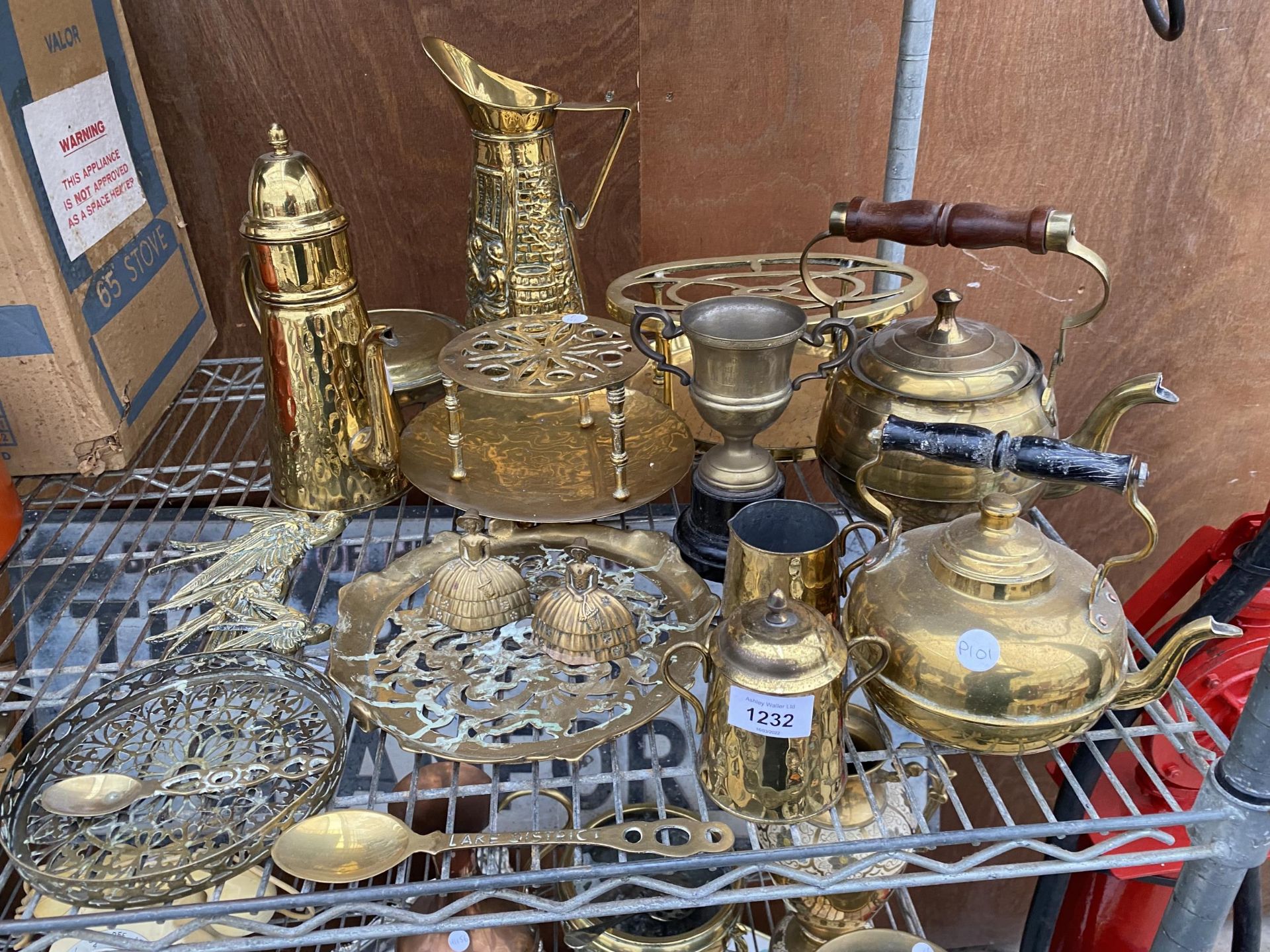 A LARGE QUANTITY OF BRASS ITEMS TO INCLUDE TRIVET STANDS, JUGS AND KETTLES ETC