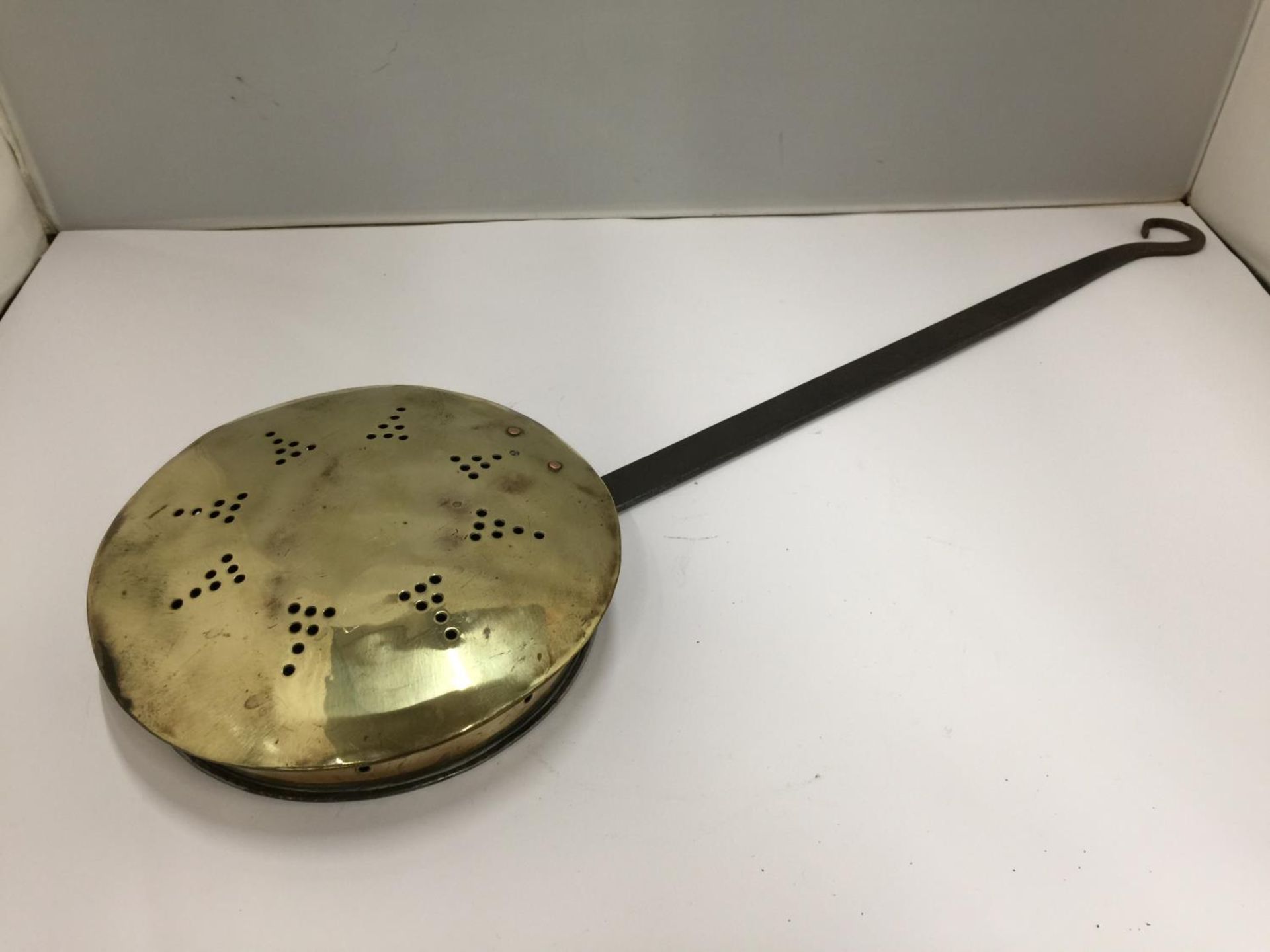 A BRASS CHESTNUT ROASTING PAN WITH CAST HANDLE - Image 2 of 5
