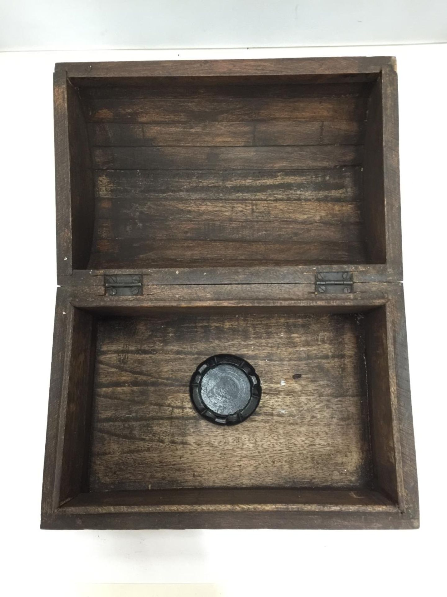 AN OAK DOMED TOP CHEST WITH WHITE METAL DECORATION 24CM X 16CM X 16CM - Image 3 of 3