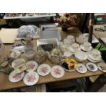 A COLLECTION OF ASSORTED CERAMICS TO INCLUDE PART CHINA TEASET, JUGS, TEAPOTS, FLORAL DECORATED