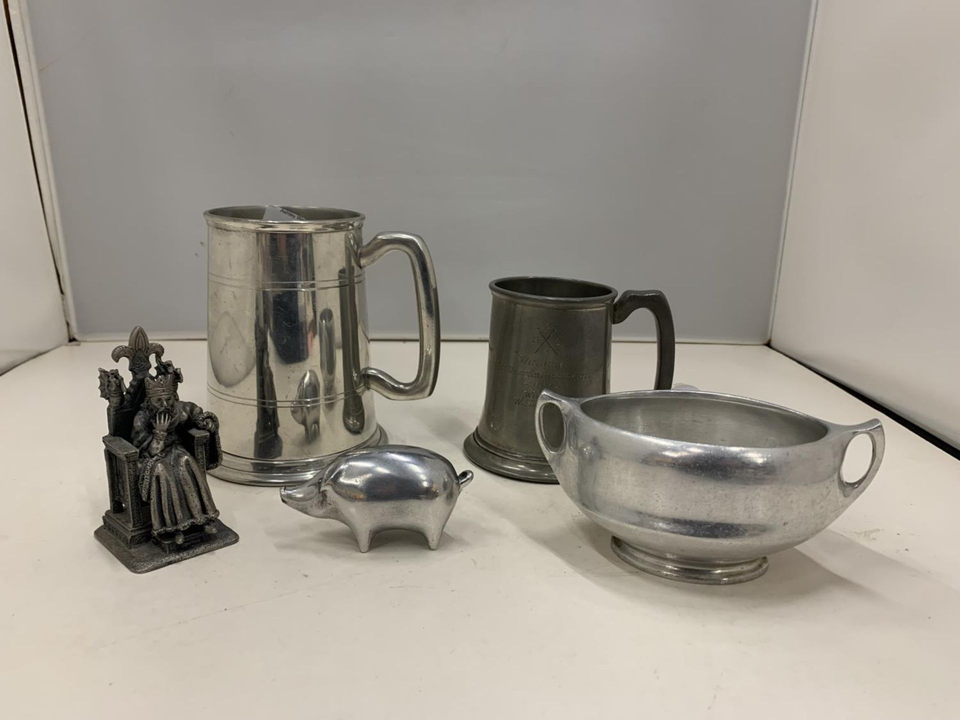 AN ASSORTMENT OF METAL WARE ITEMS TO INCLUDE TWO PEWTER TANKARDS, A PICQUOT WARE DISH, A MARKED D