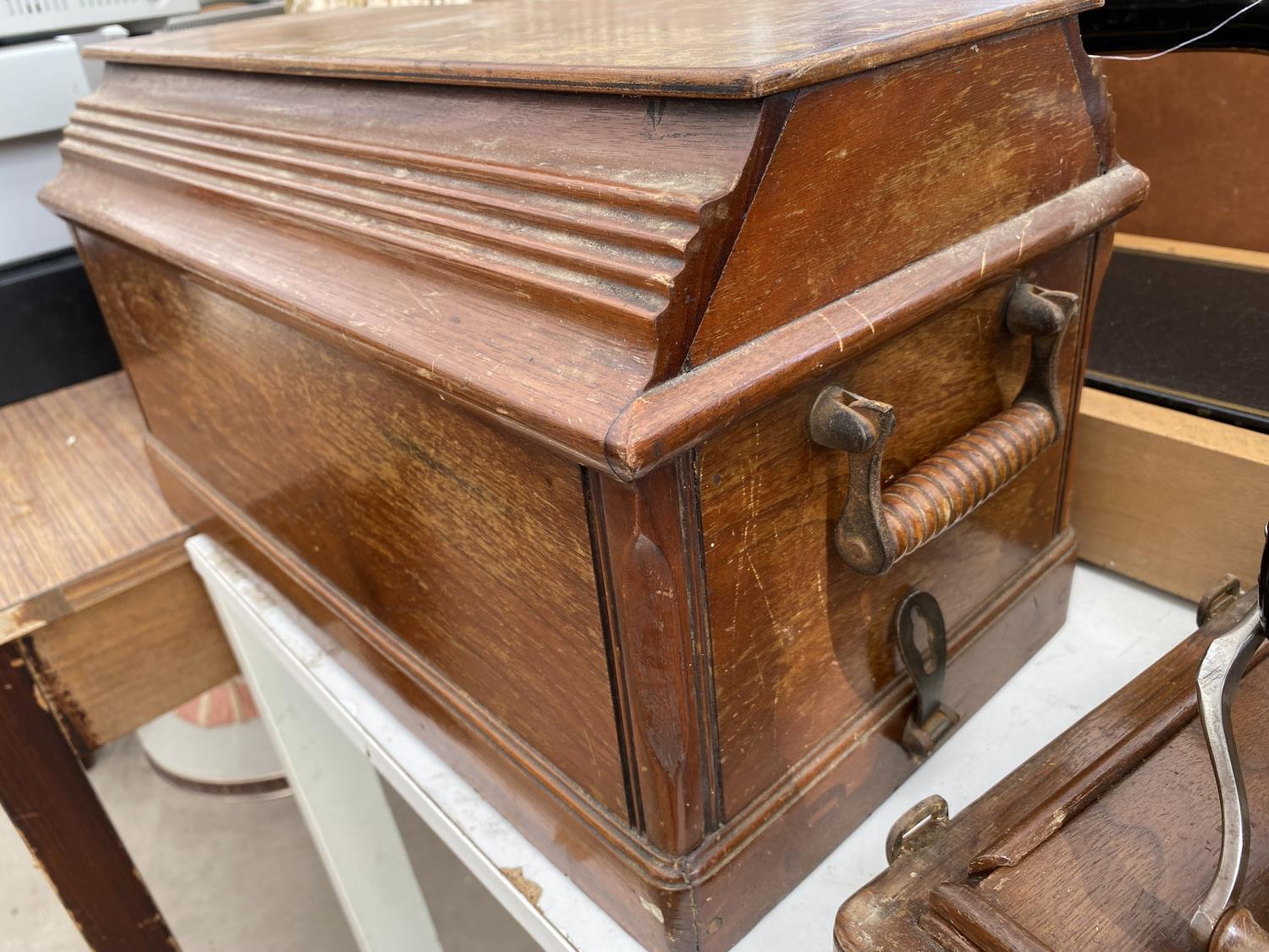 A VINTAGE SINGER SEWING MACHINE WITH WOODEN CARRY CASE - Image 6 of 7