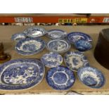 A QUANTITY OF BLUE AND WHITE CERAMICS TO INCLUDE A PLATTER, PLATES, BOWLS, ETC