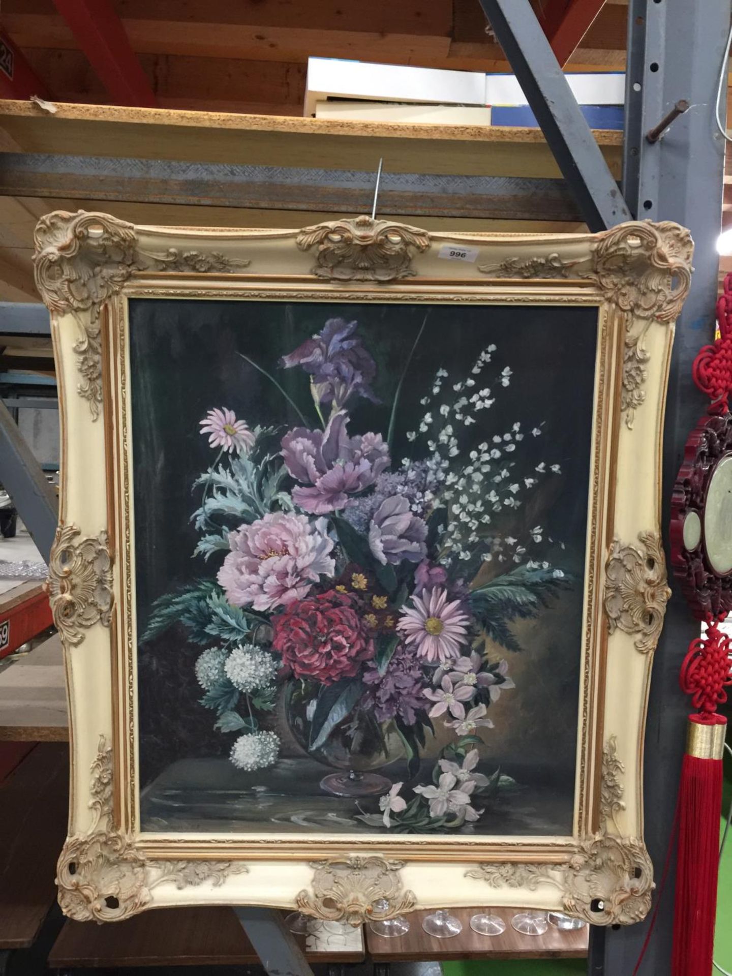 AN OIL ON BOARD STILL LIFE PAINTING OF FLOWERS IN AN IVORY AND GILT FRAME 64CM X 71CM