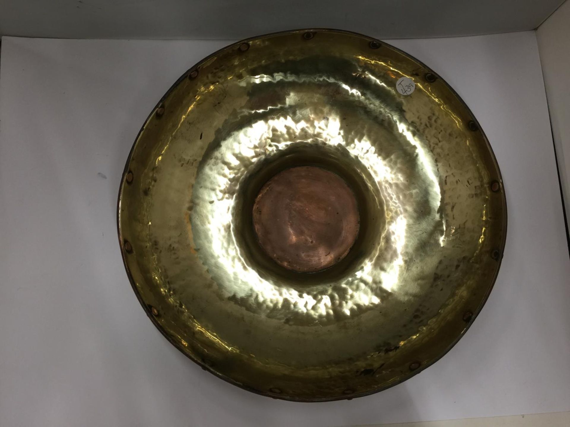 A LARGE BRASS BOWL WITH COPPER RIM AND BASE 35CM DIAMETER - Image 3 of 3