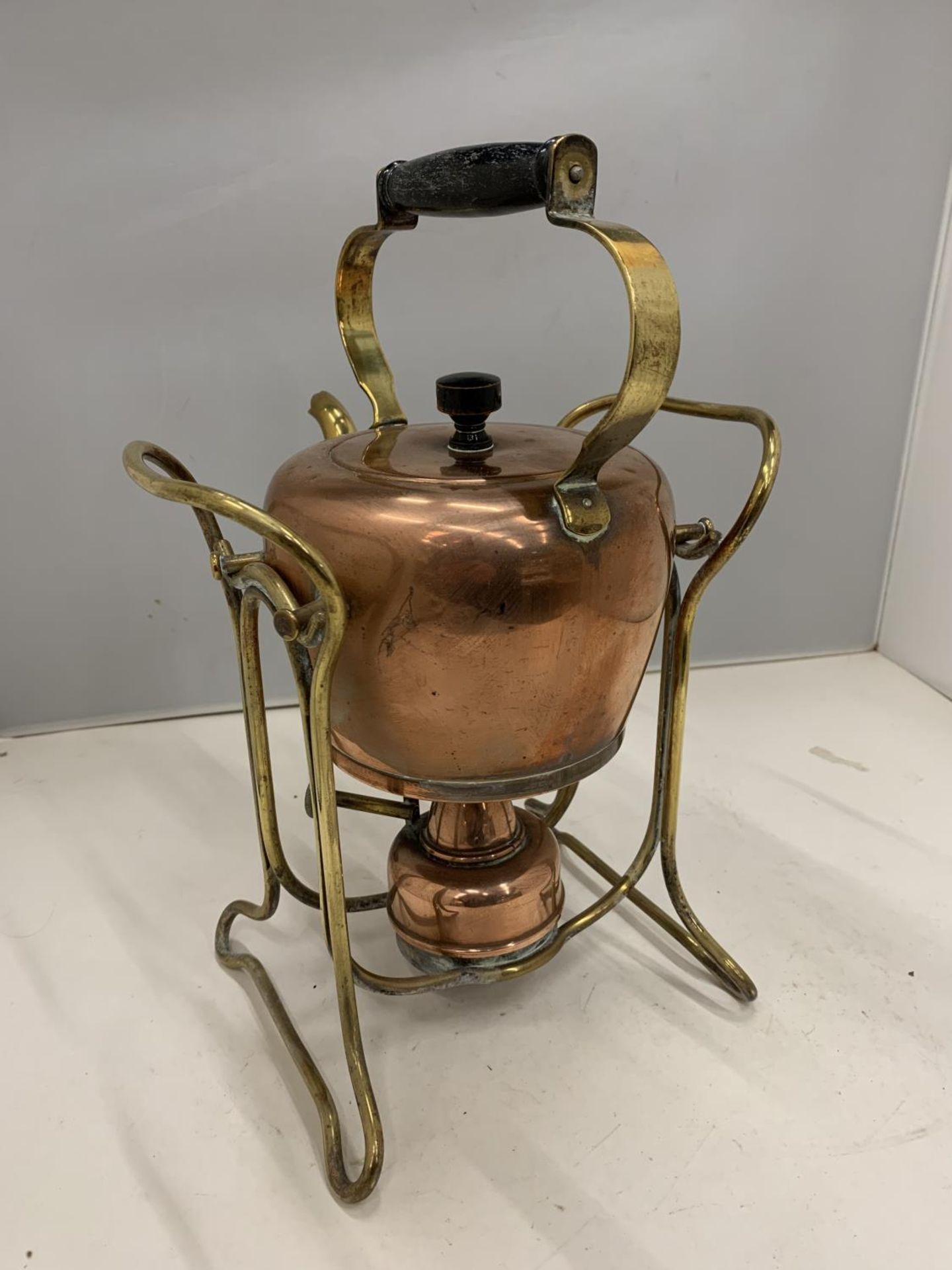 A BRASS AND COPPER SPIRIT KETTLE - Image 3 of 4