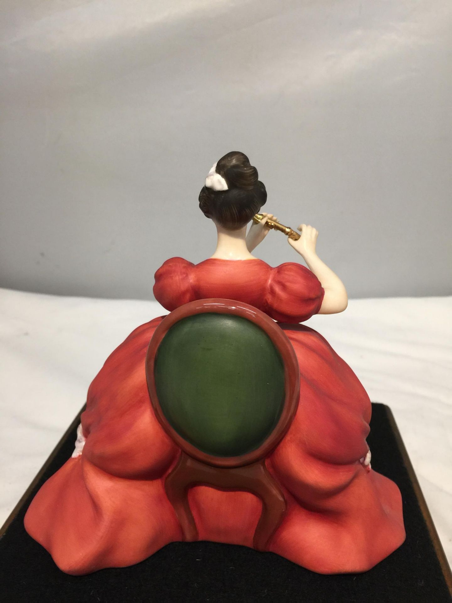 A ROYAL DOULTON FIGURINE, FLUTE HN2483, MODELLED BY PEGGY DAVIES AS PART OF THE LADY MUSICIANS - Image 5 of 8