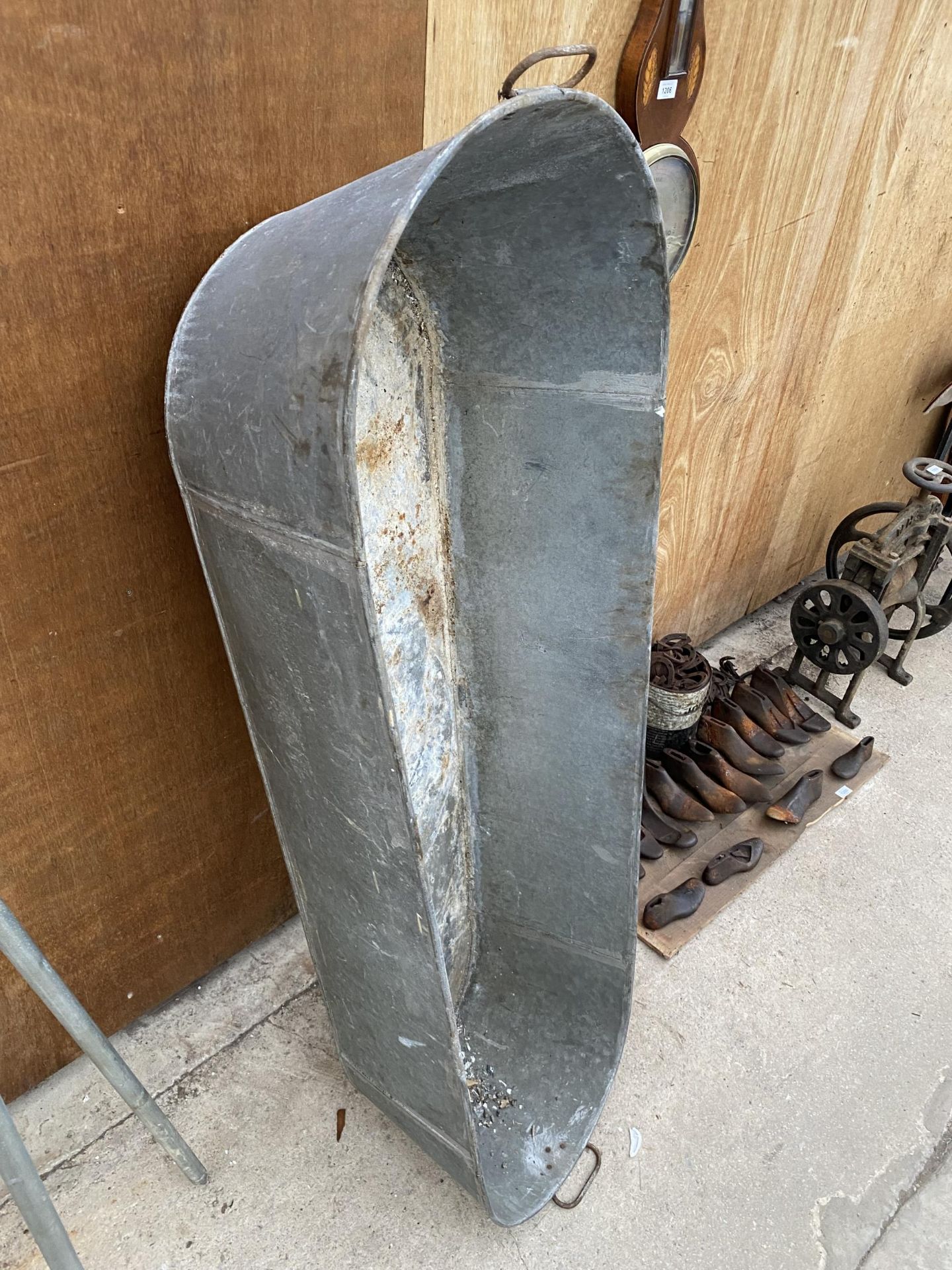 A VINTAGE GALVANISED TIN BATH WITH TWIN HANDLES (L:148CM)