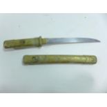 A MINIATURE JAPANESE KATANA PAPERKNIFE, LENGTH OF BLADE 12CM, BRASS GRIP AND SCABBARD