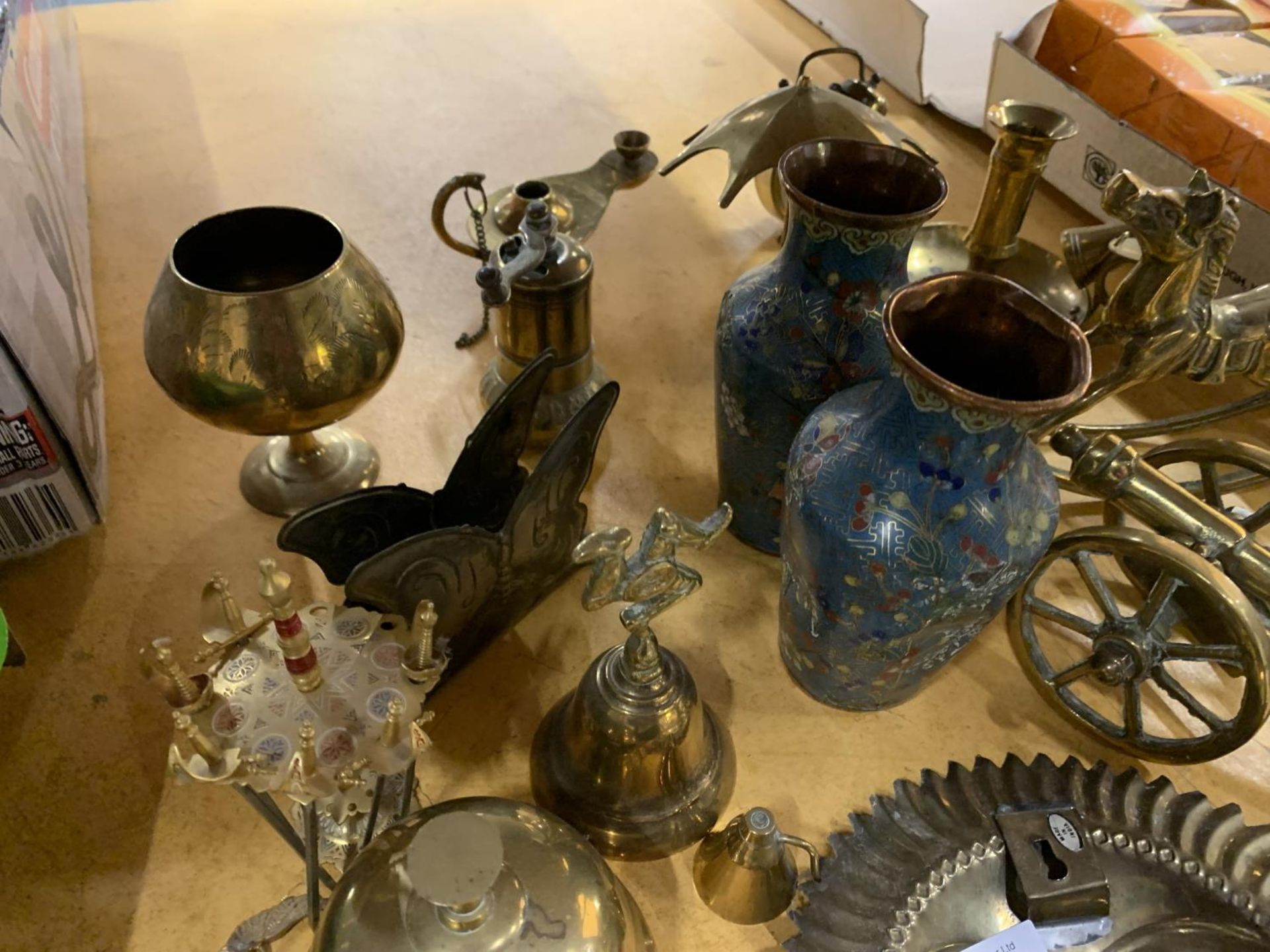 A LARGE QUANTITY OF BRASSWARE TO INCLUDE A PAIR OF CLOISONNE VASES (A/F - DENTED), CANNON, ROCKING - Image 3 of 5