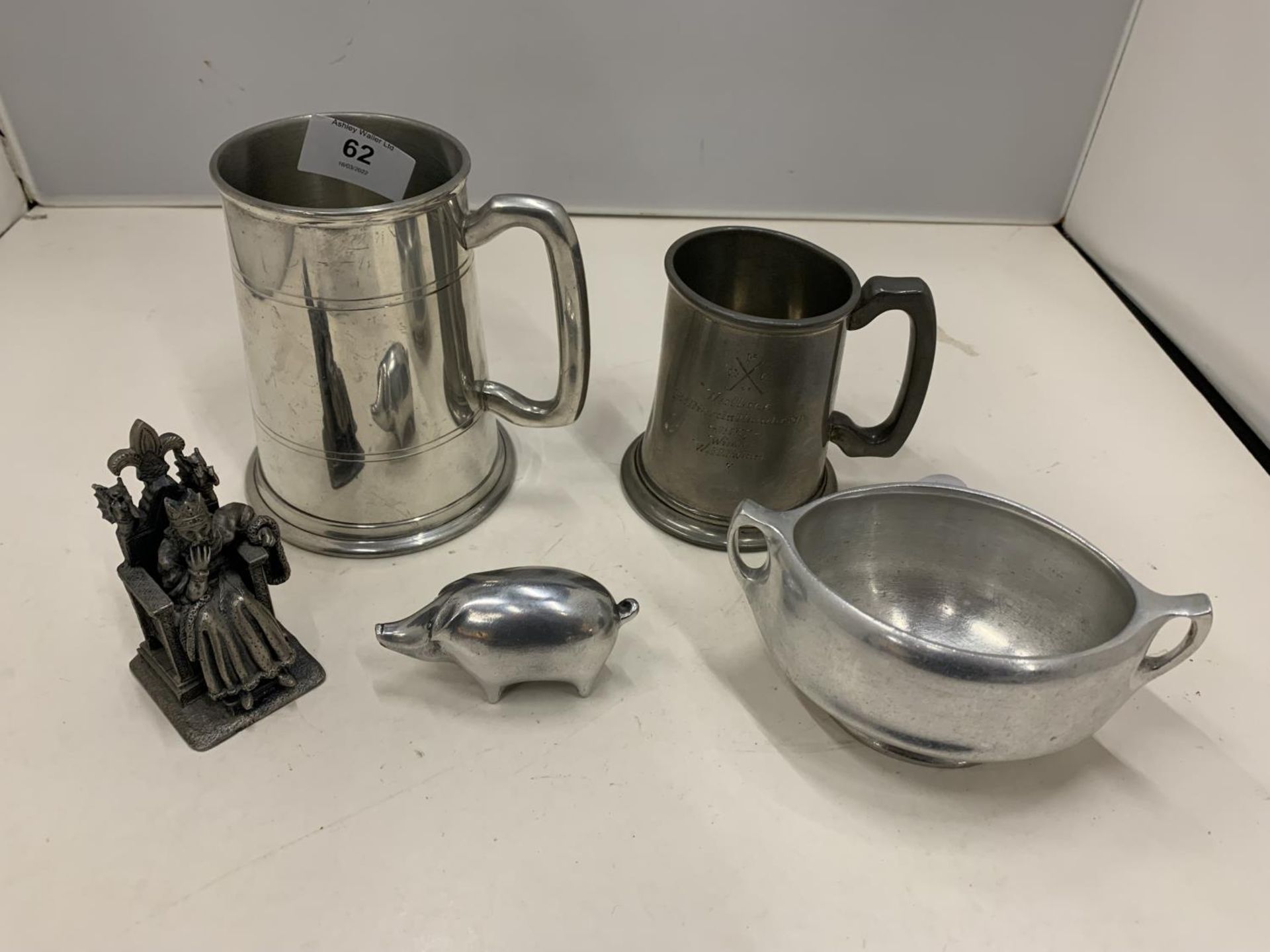 AN ASSORTMENT OF METAL WARE ITEMS TO INCLUDE TWO PEWTER TANKARDS, A PICQUOT WARE DISH, A MARKED D - Image 2 of 6