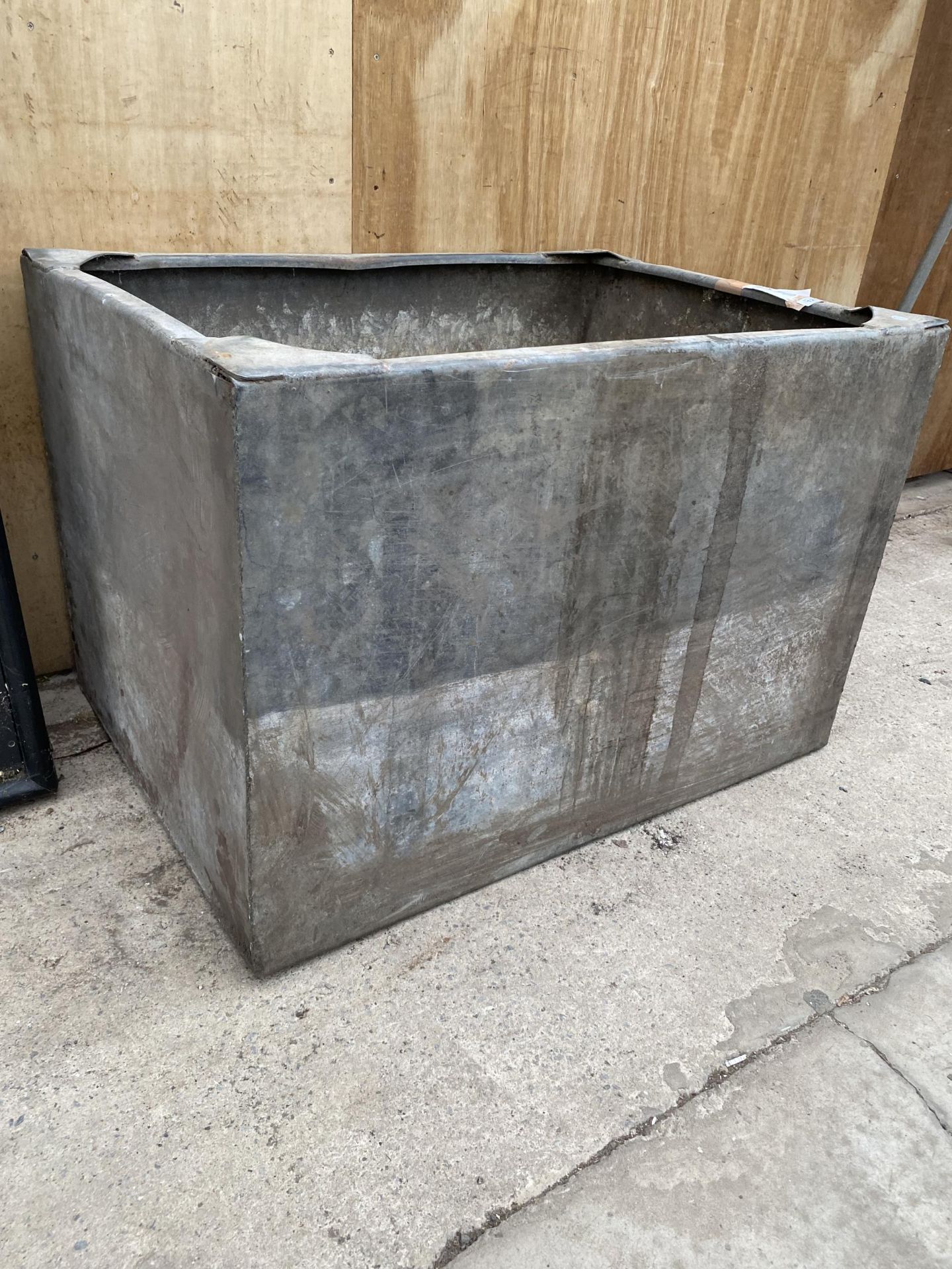 A VINTAGE GALVANISED WATER TANK/PLANTER (90CM X 66CM) - Image 2 of 3