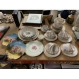 A MIXED GROUP OF CERAMICS TO INCLUDE PLATES, TEA CUPS AND SAUCERS, DECORATIVE RIBBON EDGE PLATES