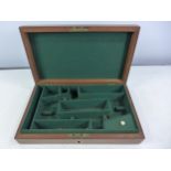 A MAHOGANY BOX TO TAKE A PAIR OF 25.5CM PISTOLS, FITTED INTERIOR, WIDTH 31CM, DEPTH 19CM, HEIGHT 6.