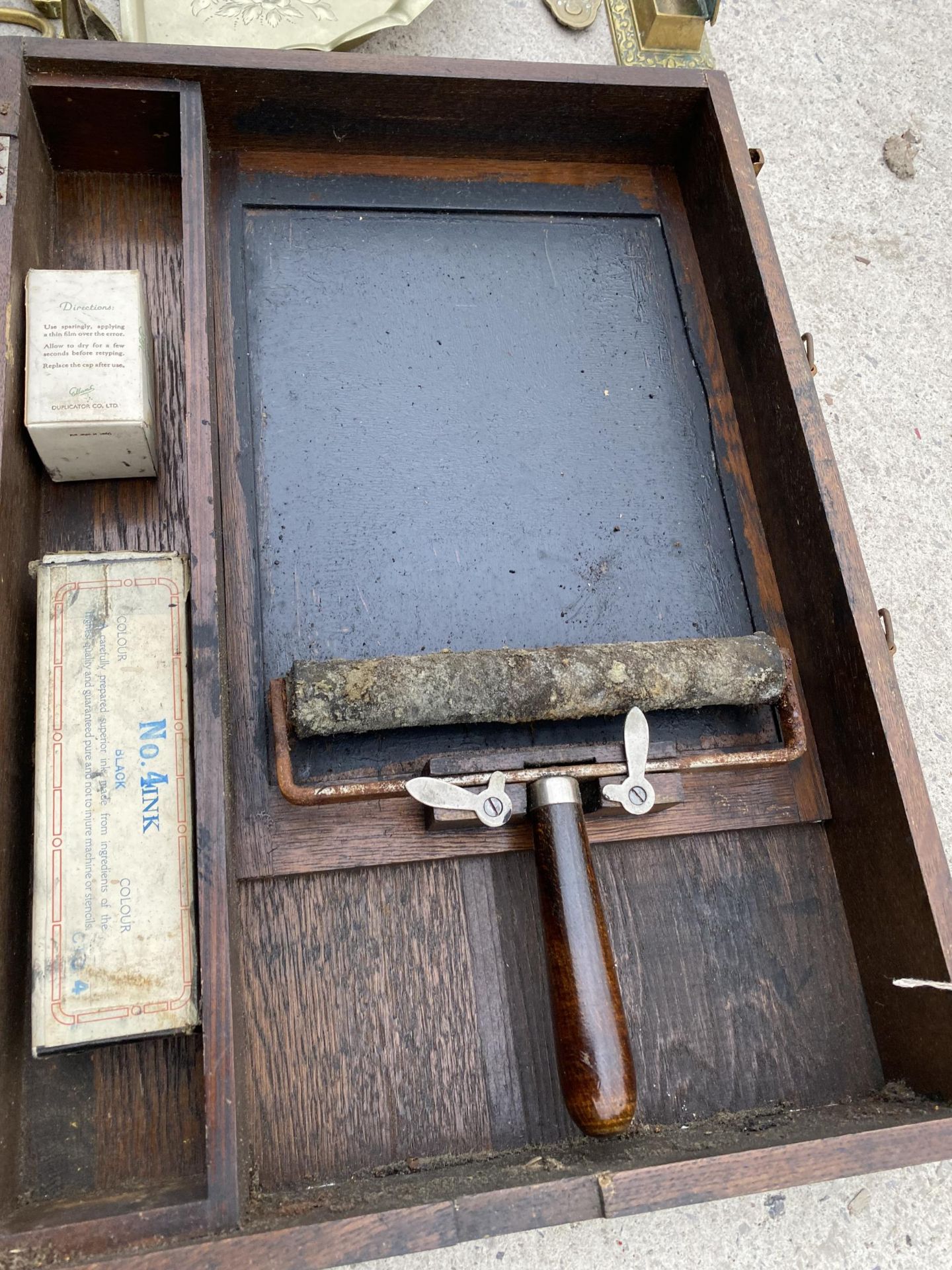 A VINTAGE INK PRINTING BOX WITH ACCESORIES - Image 2 of 2