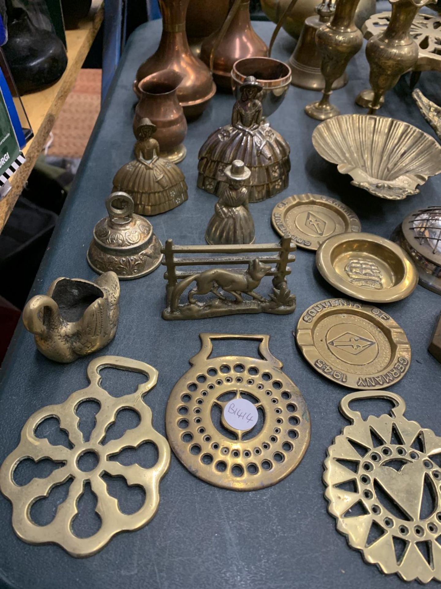 A LARGE COLLECTION OF BRASS AND COPPER WARE TO INCLUDE TRIVETS, BELLS, BOWLS, HORSE BRASSES ETC. - Image 2 of 7