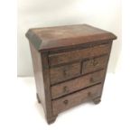 AN APPRENTICE PIECE OAK CHEST OF TWO SHORT AND THREE LONG DRAWERS (REAR LEG A/F) 34CM X 27CM X 17CM