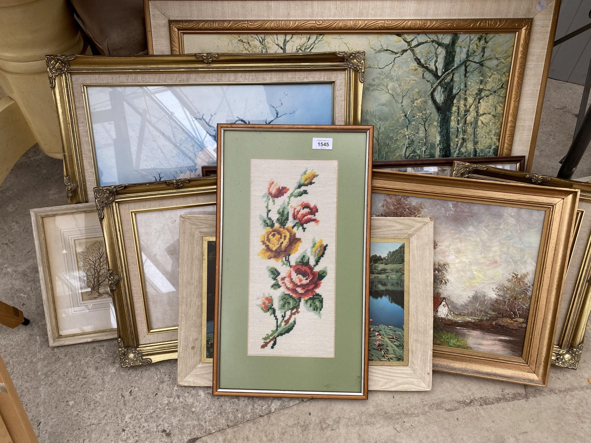 AN ASSORTMENT OF FRAMED PRINTS AND PICTURES