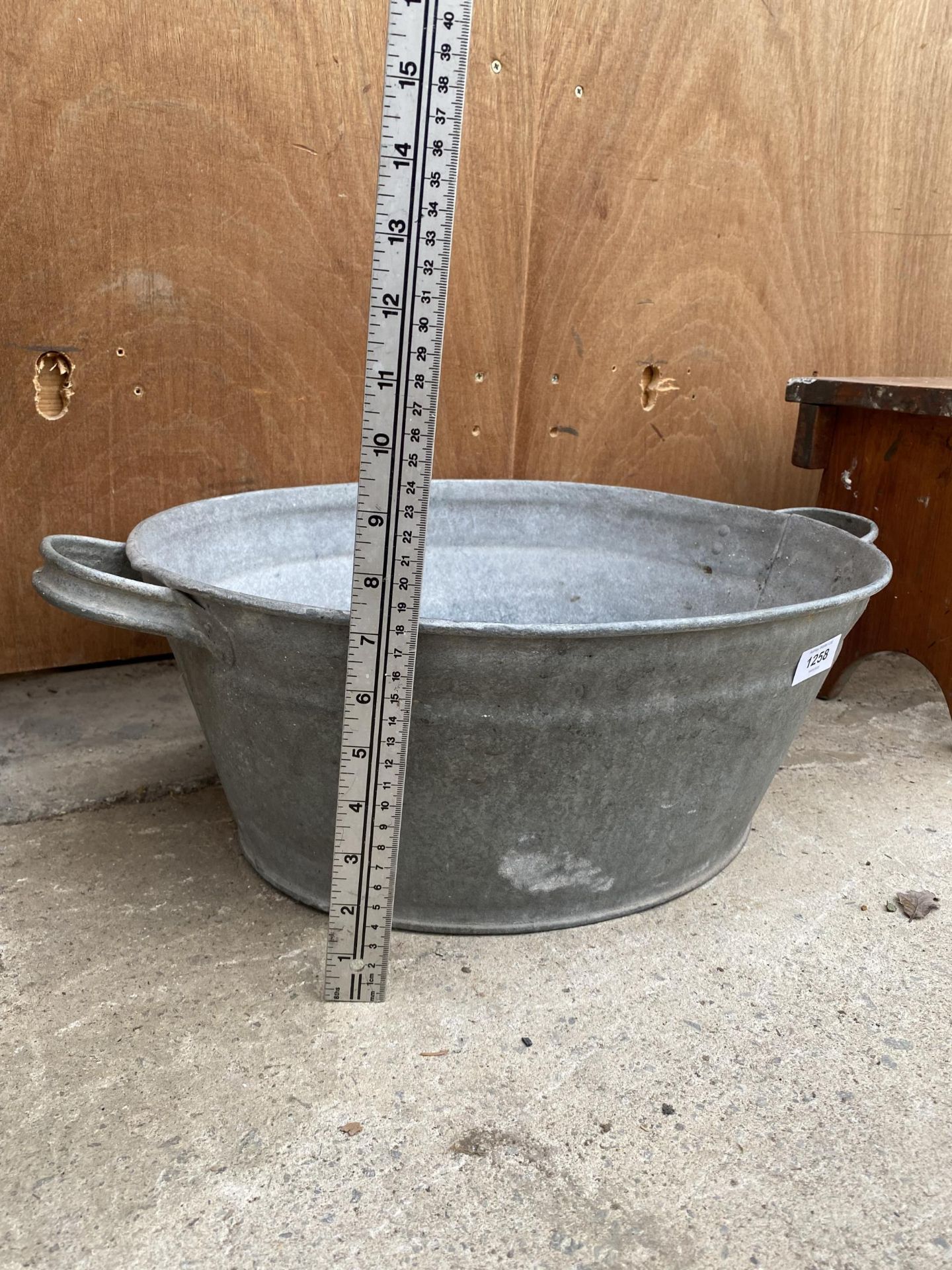 A VINTAGE GALVANISED TIN BATH - Image 3 of 4