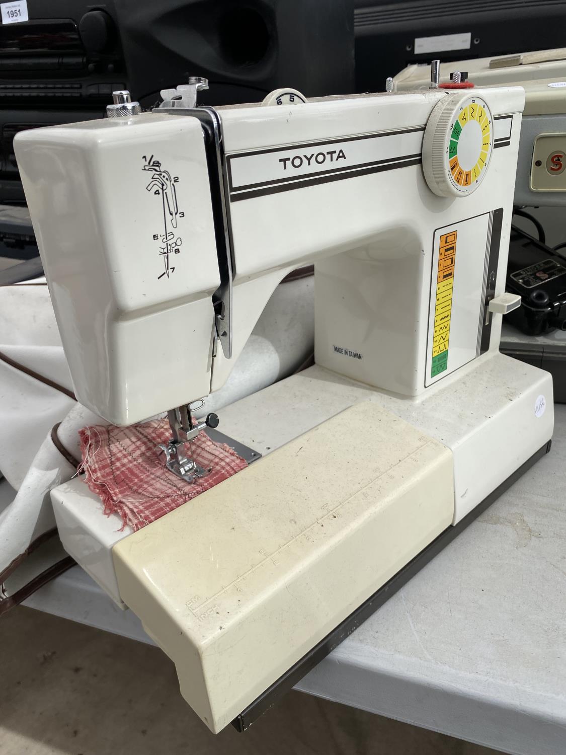 A RETRO TOYOTA SEWING MACHINE AND FURTHER RETRO SINGER SEWING MACHINE WITH FOOT PEDAL - Image 2 of 3