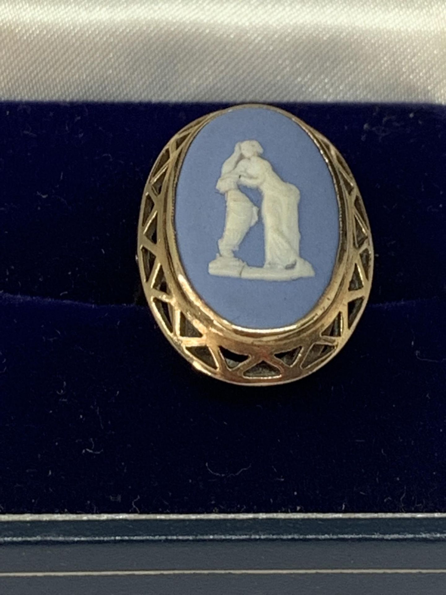 A 9 CARAT GOLD WEDGEWOOD JASPERWARE RING SIZE K/L IN A PRESENTATION BOX - Image 4 of 4