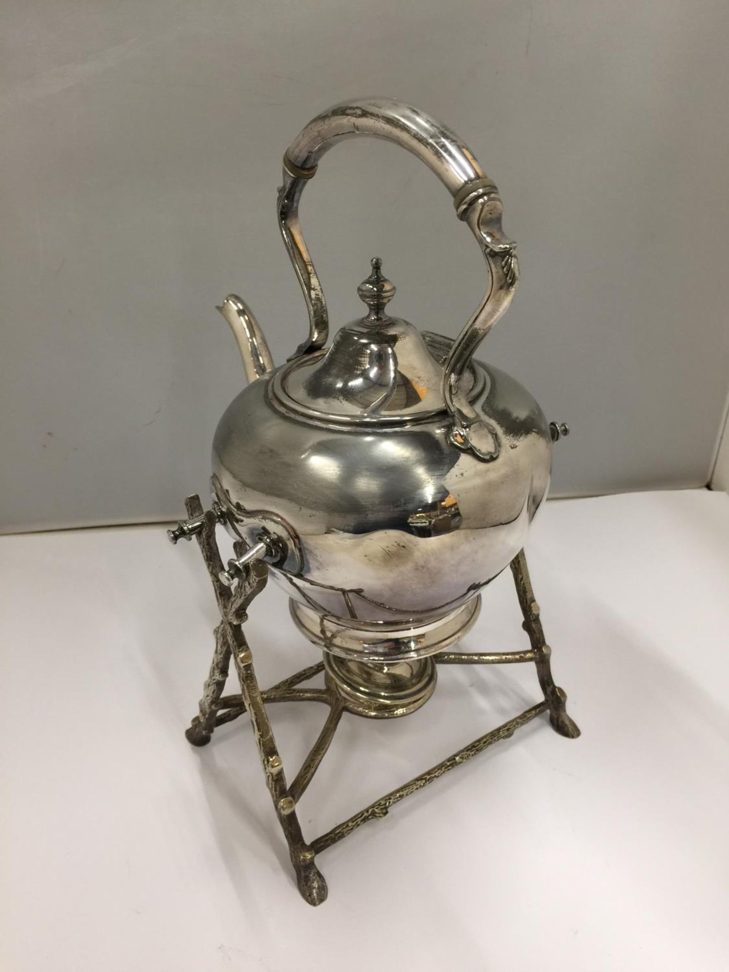 A SILVER PLATED KETTLE ON A STAND WITH SPIRIT BURNER - Image 3 of 5