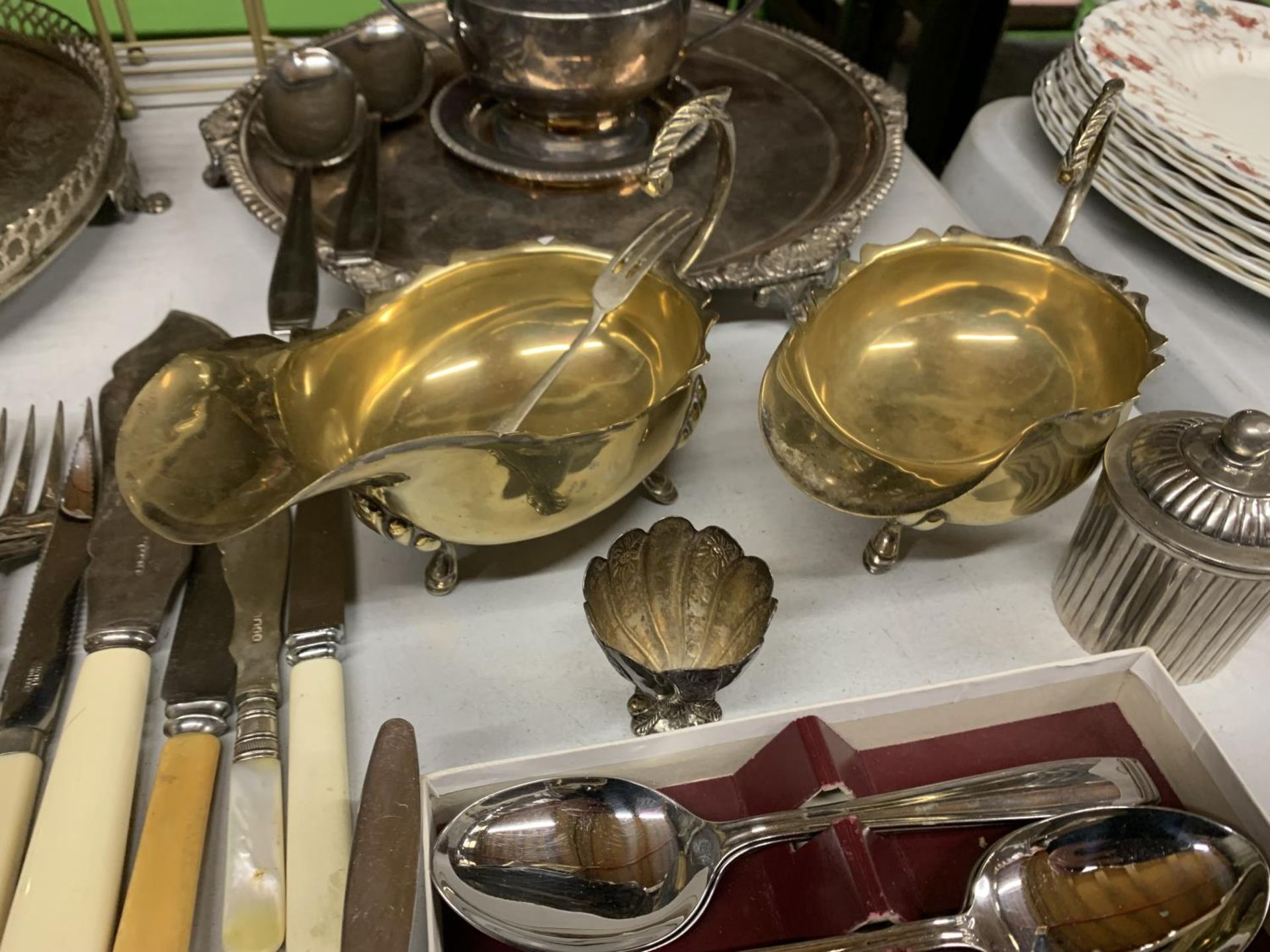 A QUANTITY OF SILVER PLATED ITEMS TO INCLUDE TRAYS, JUGS, BOXED FLATWARE, TONGS, ETC - Image 4 of 6