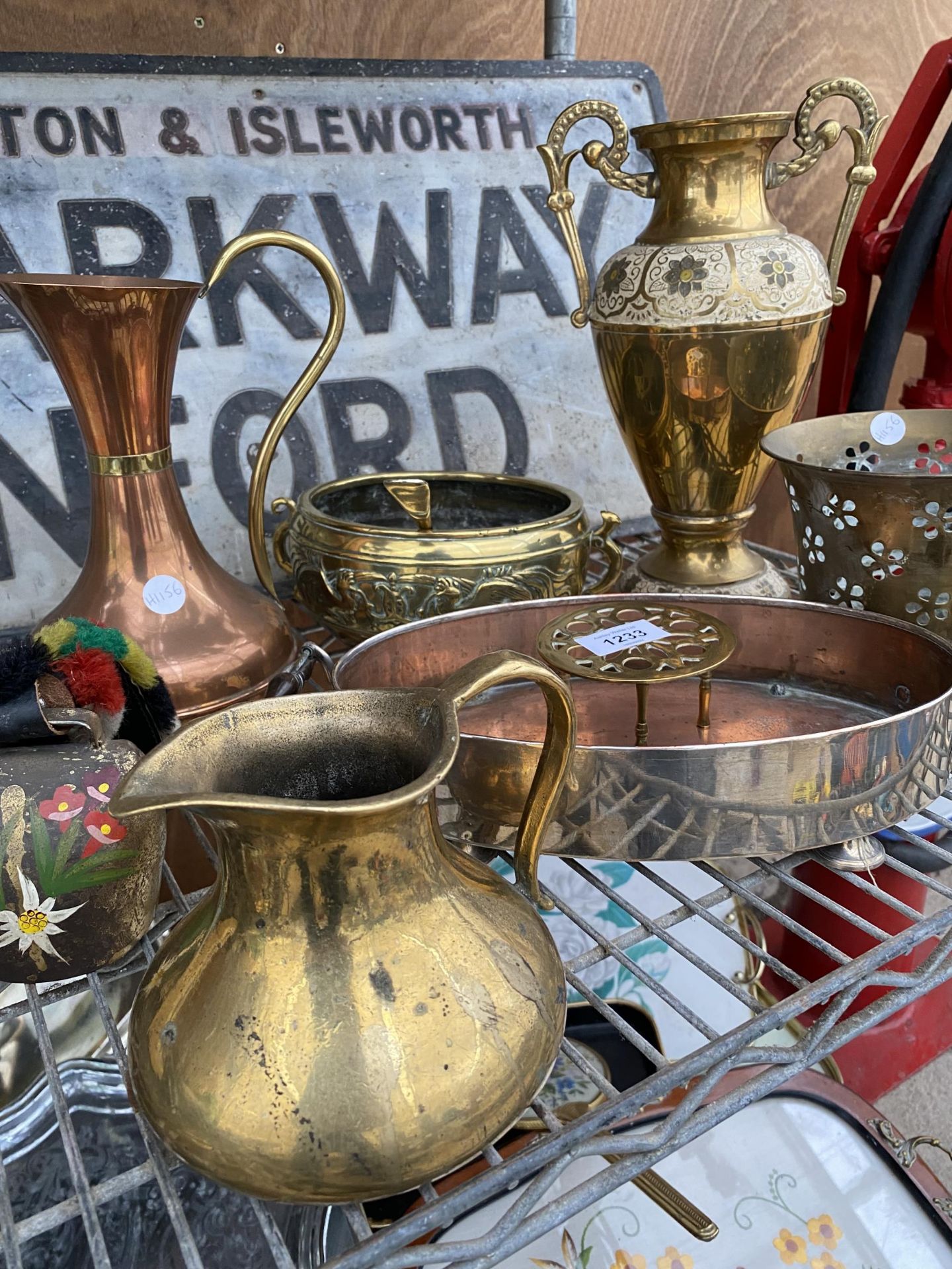 AN ASSORTMENT OF BRASS AND COPPER ITEMS TO INCLUDE JUGS, TRIVET STANDS AND DISHES ETC - Image 2 of 4