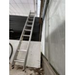 AN ALUMINIUM EXTENDING LADDER (10 RUNGS PER SECTION)