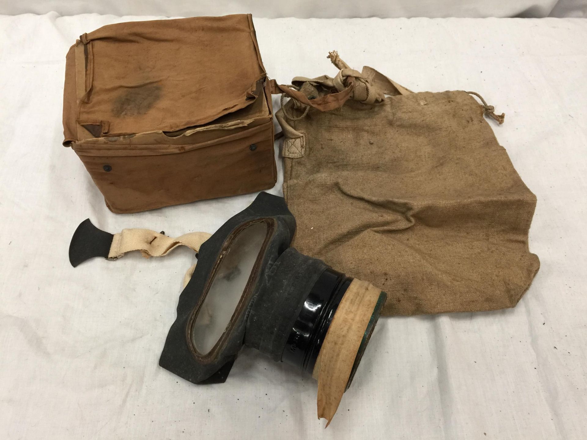 A BRITISH 1941 GAS MASK IN ORIGINAL BOX OF ISSUE IN CANVAS CASE, CANVAS BAG WITH ANTI DIMMING MK