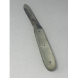 A HALLMARKED SHEFFIELD SILVER FRUIT KNIFE WITH MOTHER OF PEARL HANDLE