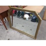 A LARGE DECORATIVE GILT FRAMED WALL MIRROR