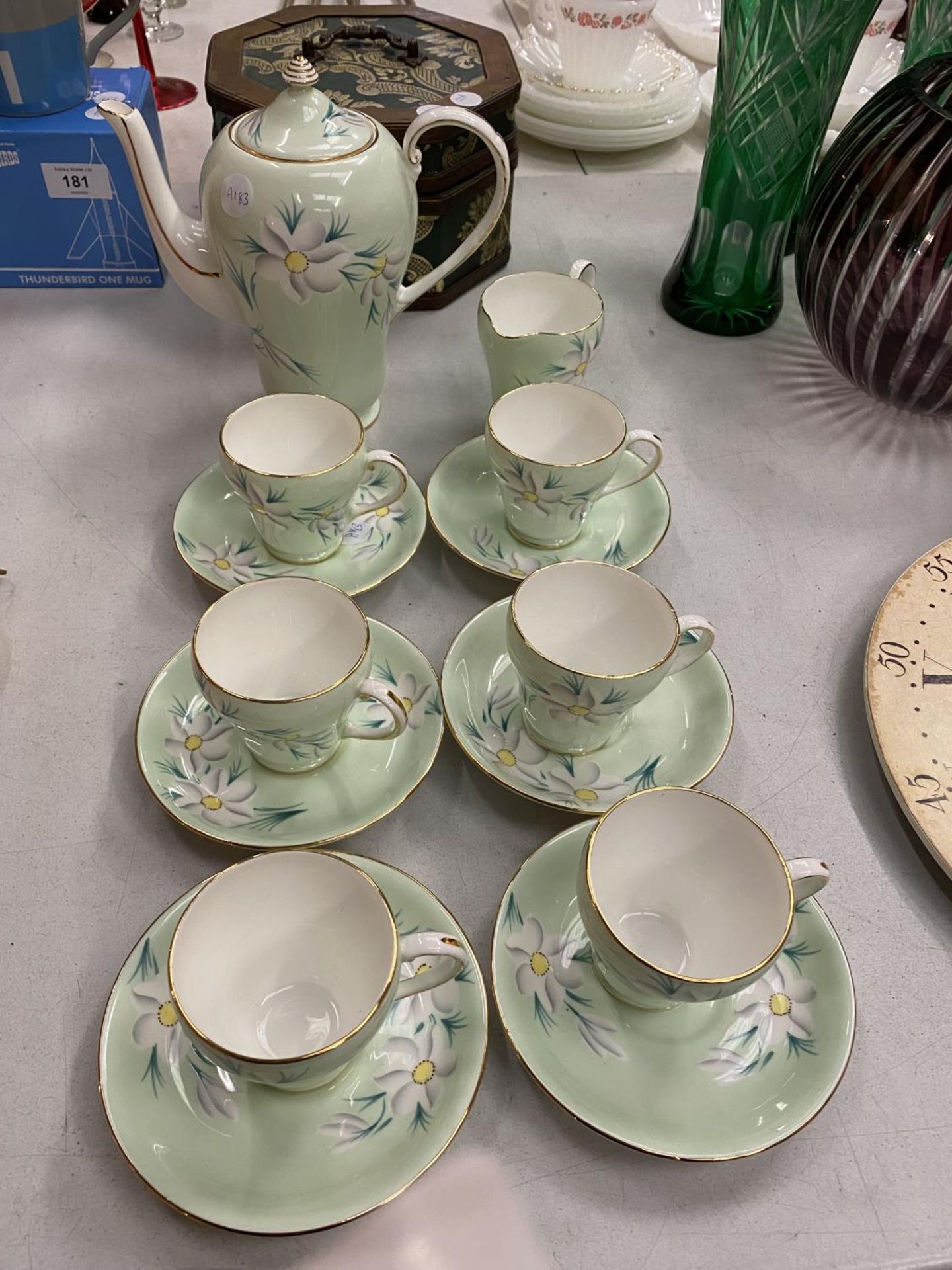 A ROYAL GRAFTON VINTAGE TEASET TO INCLUDE SIX CUPS AND SAUCERS, TEAPOT AND CREAM JUG