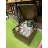 A VINTAGE WOODEN BOX CONTAINING A QUANTITY OF VINTAGE TINS, ETC