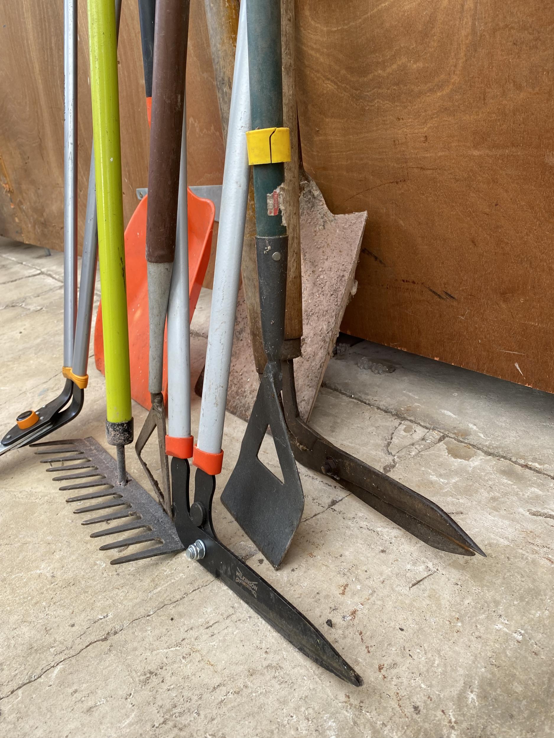 AN ASSORTMENT OF GARDEN TOOLS TO INCLUDE A SHOVEL, A RAKE AND SHEARS ETC - Image 3 of 3