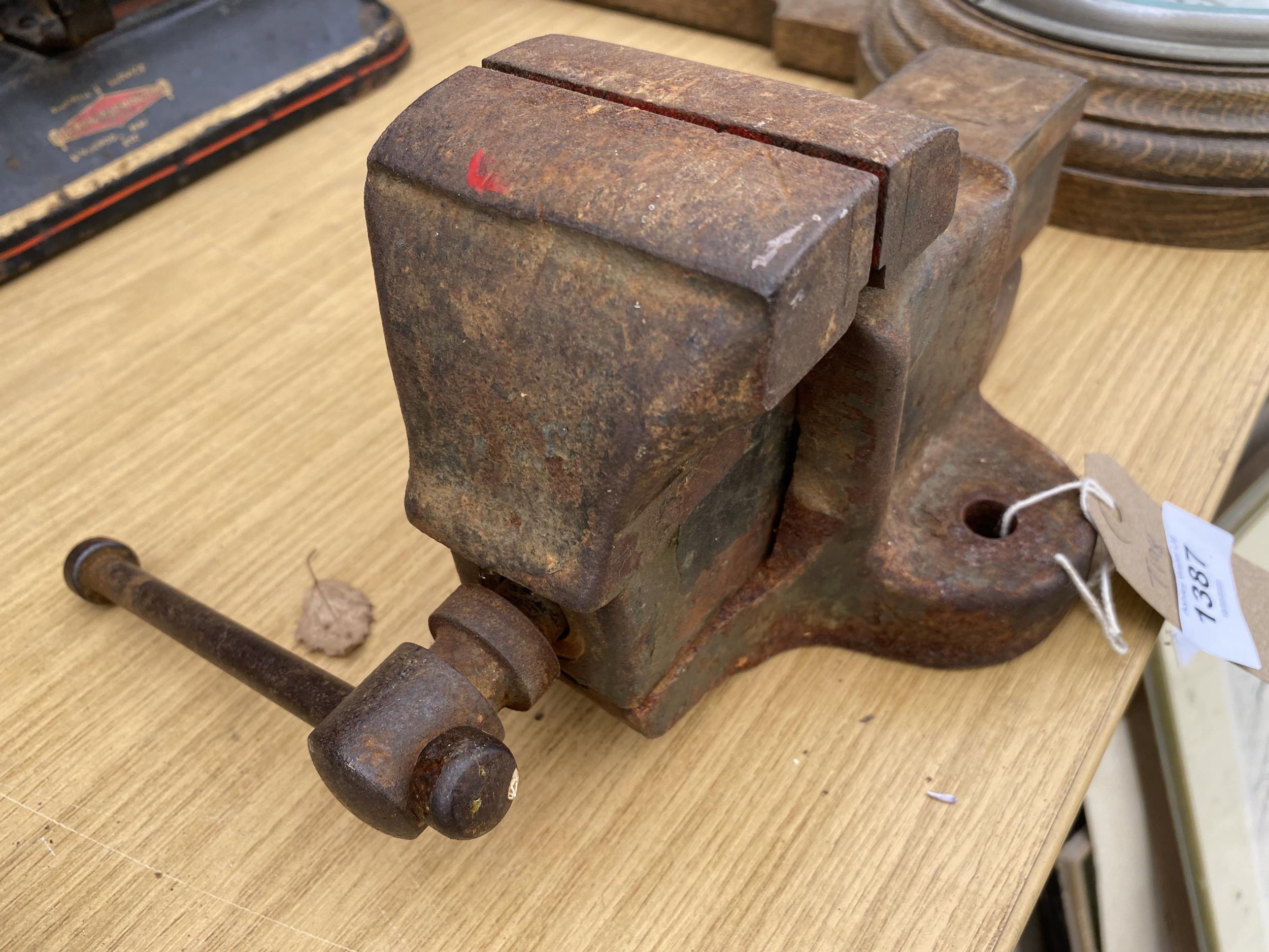 A VINTAGE WODEN BENCH VICE STAMPED MADE IN ENGLAND - Image 2 of 3