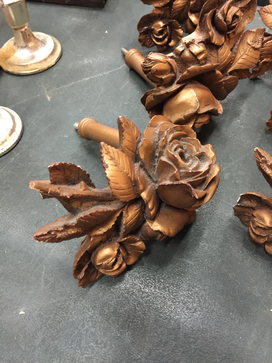 SIX CARVED WOODEN CURTAIN TIE BACKS IN THE SHAPE OF A ROSE - Image 3 of 3