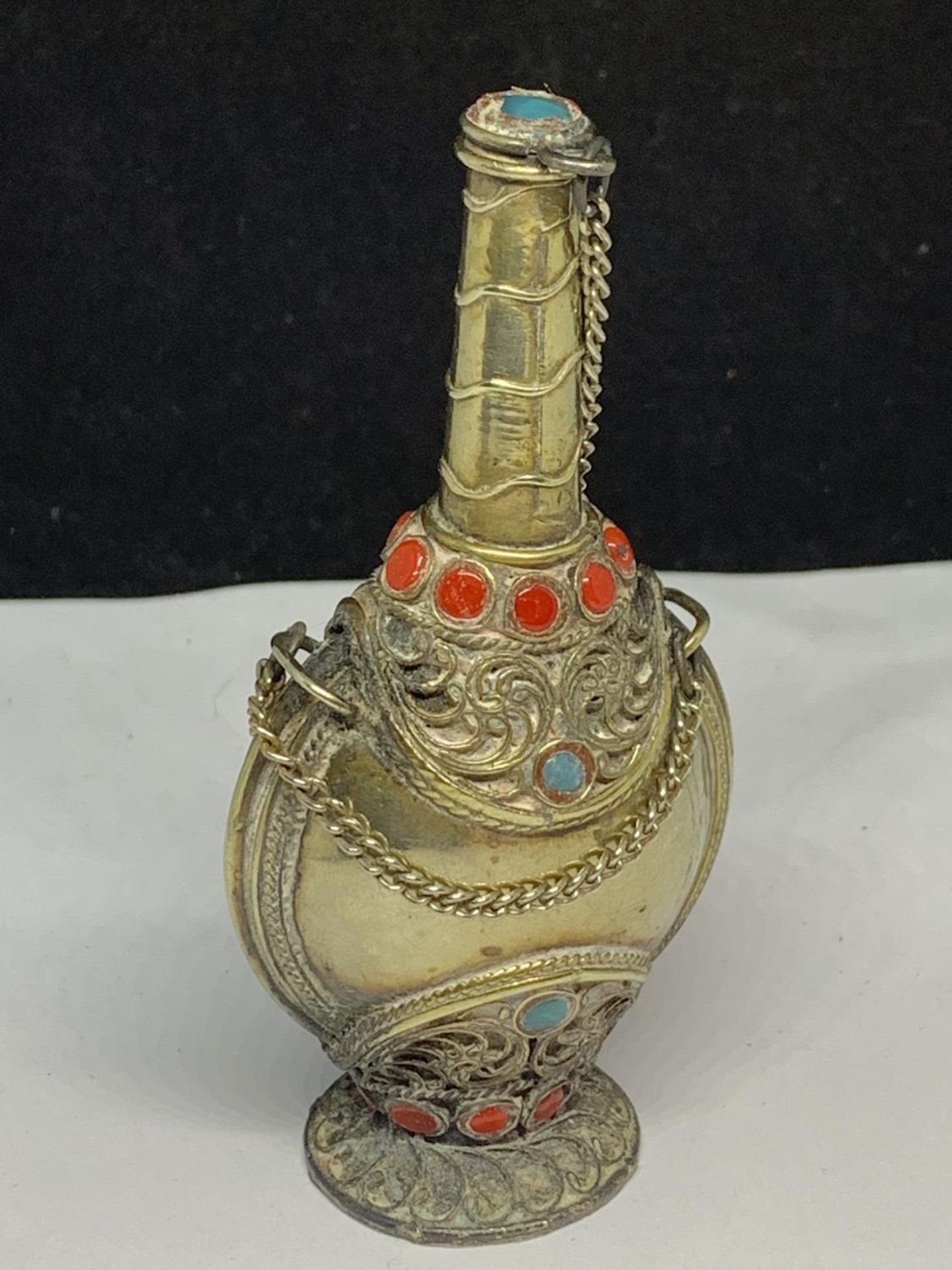 AN ORNATE WHITE METAL ASIAN PERFUME BOTTLE - Image 3 of 6